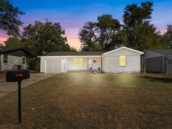 916  Zelda Drive , Hurst Texas 76053