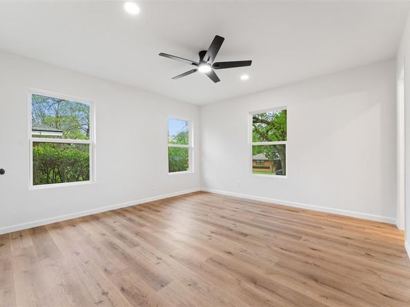 729  Town Creek Drive , Dallas Texas 75232