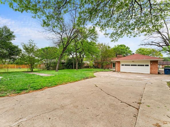 729  Town Creek Drive , Dallas Texas 75232