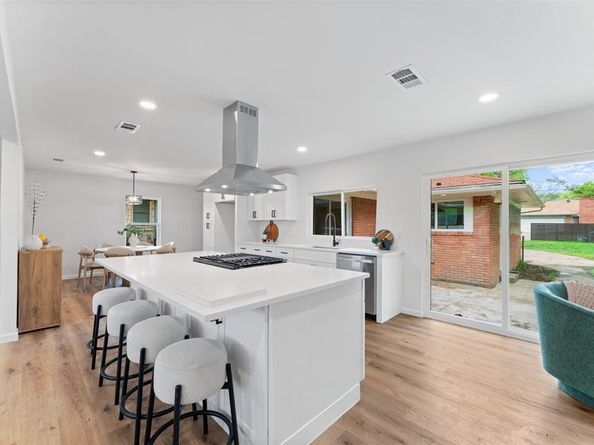 729  Town Creek Drive , Dallas Texas 75232