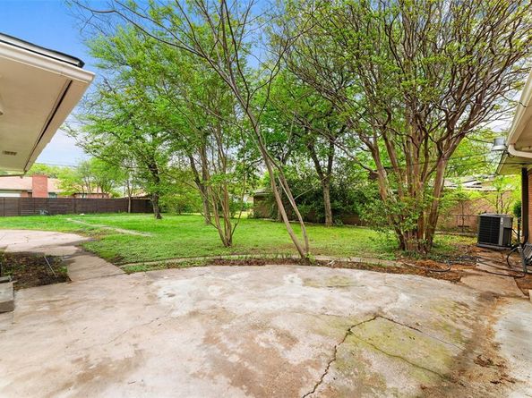 729  Town Creek Drive , Dallas Texas 75232