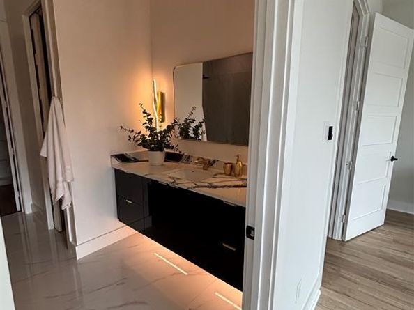 1121  Muncie Avenue , Dallas Texas 75212