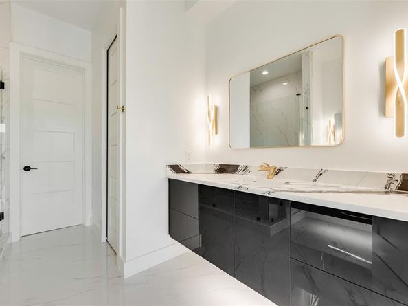 1121  Muncie Avenue , Dallas Texas 75212