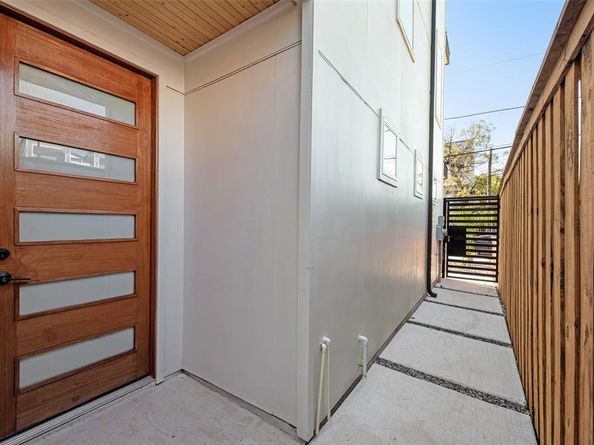 1121  Muncie Avenue , Dallas Texas 75212