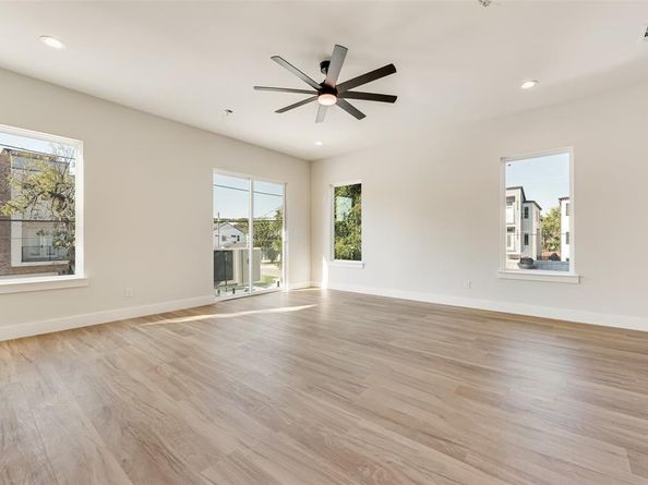 1121  Muncie Avenue , Dallas Texas 75212