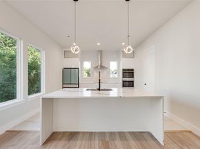 1121  Muncie Avenue , Dallas Texas 75212