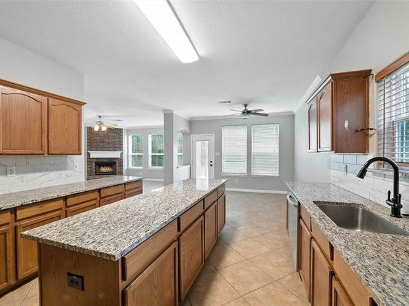 7000  Snowy Owl Street , Arlington Texas 76002