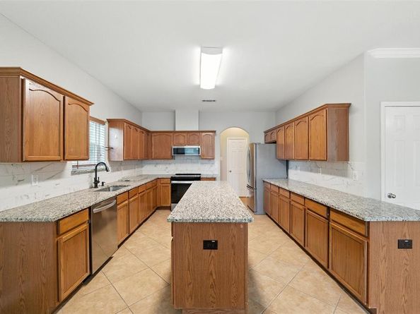 7000  Snowy Owl Street , Arlington Texas 76002