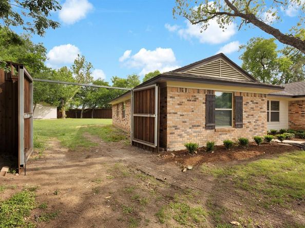 2834  Sunny Hill Lane , Farmers Branch Texas 75234