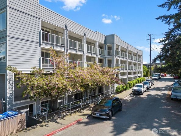 3318 30th Avenue SW B409, Seattle WA 98126