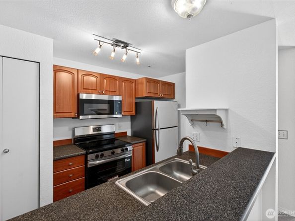 19230 Forest Park Drive NE A201, Lake Forest Park WA 98155