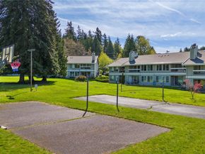 11008 NE 68th St 728, Kirkland WA 98033
