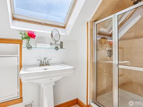 3920 Ashworth Avenue N, Seattle WA 98103