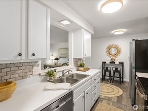 17110 NE 45th Street 30, Redmond WA 98052