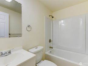 1601 Maple Lane B5, Kent WA 98030