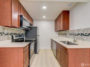 1601 Maple Lane B5, Kent WA 98030