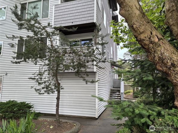 555 N 105th Street 202, Seattle WA 98133