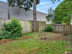 10037 NE 138th Place D2, Kirkland WA 98034