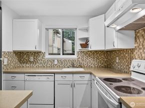 10037 NE 138th Place D2, Kirkland WA 98034