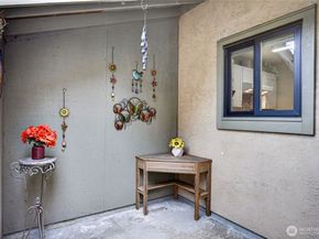 10037 NE 138th Place D2, Kirkland WA 98034