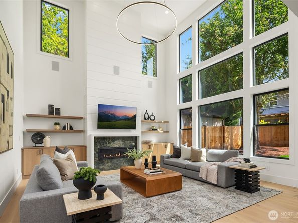 8016 Fairway Drive NE, Seattle WA 98115