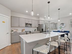 18829 67th Drive NE 6, Kenmore WA 98028