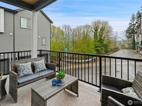 18829 67th Drive NE 6, Kenmore WA 98028