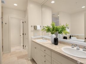 111 W Comstock Street 111, Seattle WA 98119