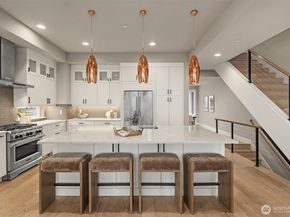 214 4th Court S 6, Kirkland WA 98033