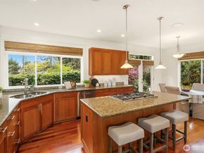 816 100th Avenue SE, Bellevue WA 98004