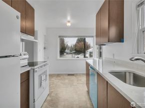 10041 15th Avenue SW, Seattle WA 98146