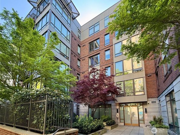 4547 8th Avenue NE 204, Seattle WA 98105