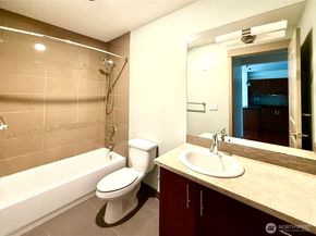 4547 8th Avenue NE 204, Seattle WA 98105