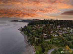 10879 Bill Point Circle NE, Bainbridge Island WA 98110