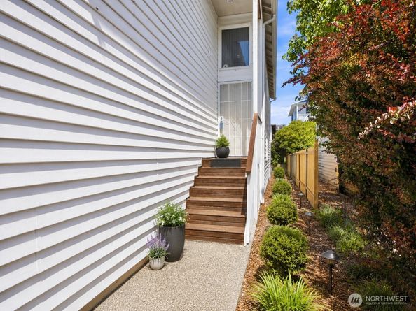 512 N 104th Street, Seattle WA 98133