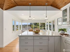 5930 Rose Loop NE, Bainbridge Island WA 98110