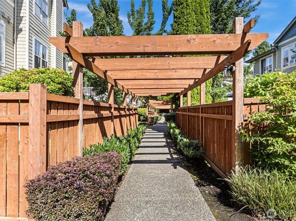 2034 Newport Way NW 111, Issaquah WA 98027