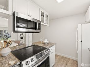 14222 NE 181st Place N101, Woodinville WA 98072