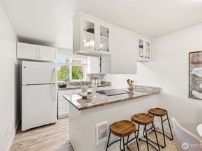 14222 NE 181st Place N101, Woodinville WA 98072