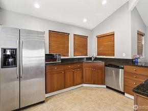 14222 NE 181st Place N101, Woodinville WA 98072