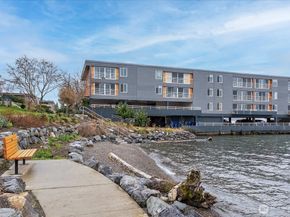 733 Lake Street S 104, Kirkland WA 98033