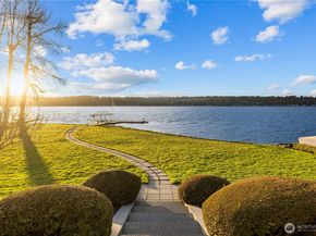 649 E Lake Sammamish Parkway SE, Sammamish WA 98074