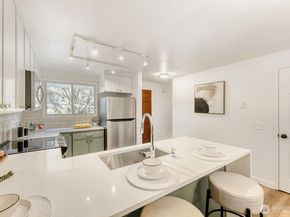 22906 Edmonds Way 10, Edmonds WA 98020