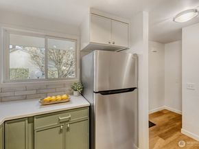 22906 Edmonds Way 10, Edmonds WA 98020