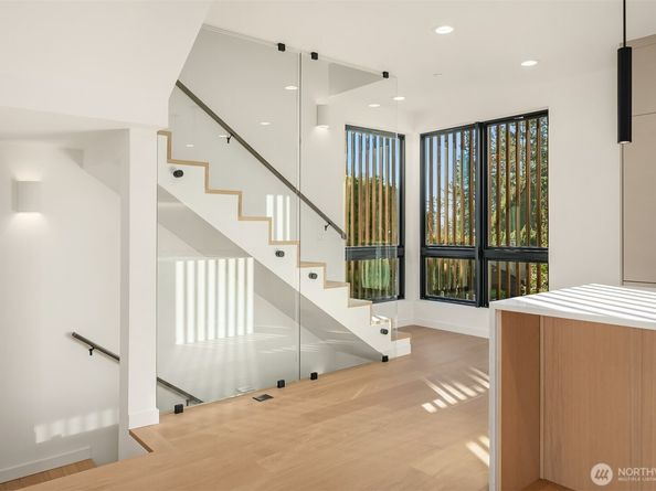 415 99th Avenue NE, Bellevue WA 98004