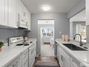 725 9th Avenue S 202, Kirkland WA 98033