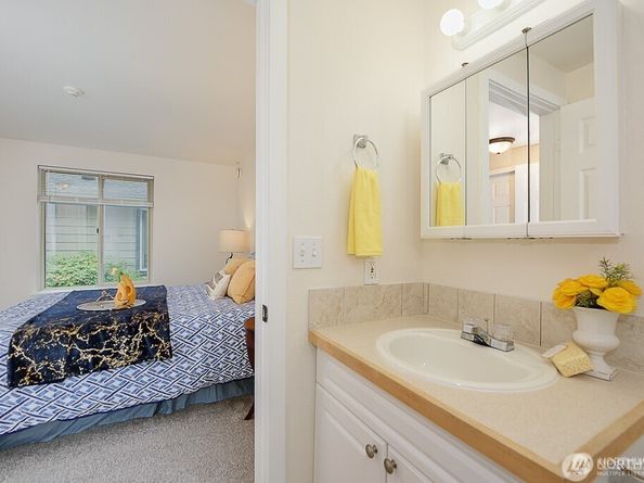 20032 66th Place W B3, Lynnwood WA 98036