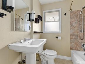 2515 27th Avenue W, Seattle WA 98199