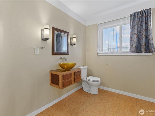 2515 27th Avenue W, Seattle WA 98199