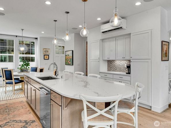 2130 10th Avenue W 28, Seattle WA 98119